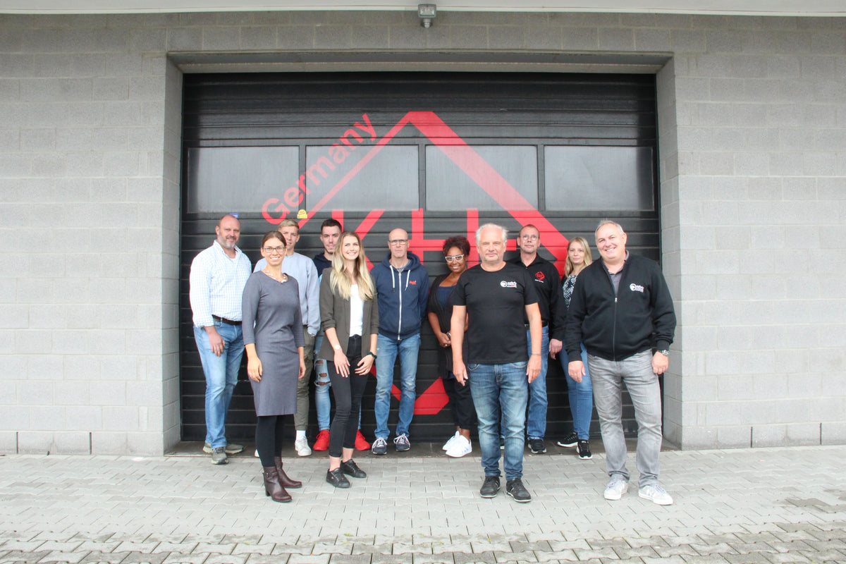 Das KH-Security-Team vor dem Firmengebäude
